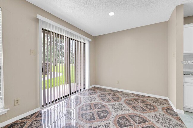 Foto del edificio - 8409 Sands Point Dr