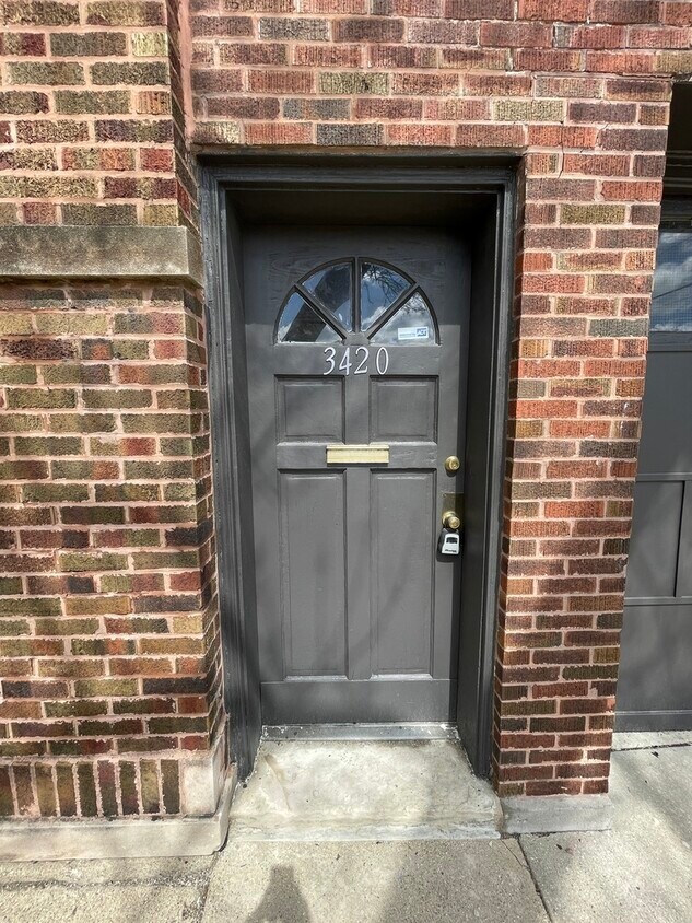 Foto principal - 3420 W Waveland Ave