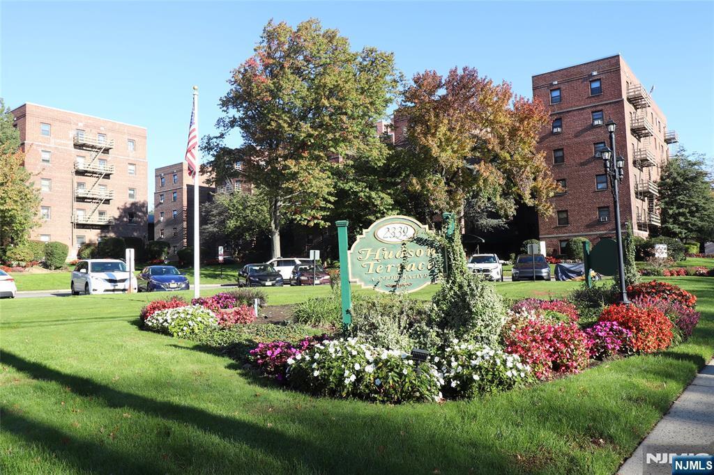 Primary Photo - 2335 Hudson Terrace