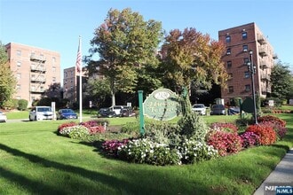 Building Photo - 2335 Hudson Terrace Building Photo - 2335 Hudson Terrace