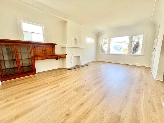Building Photo - Charming Belmont Shore Bungalow close to 2...