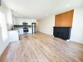 Building Photo - 614 W 84th St