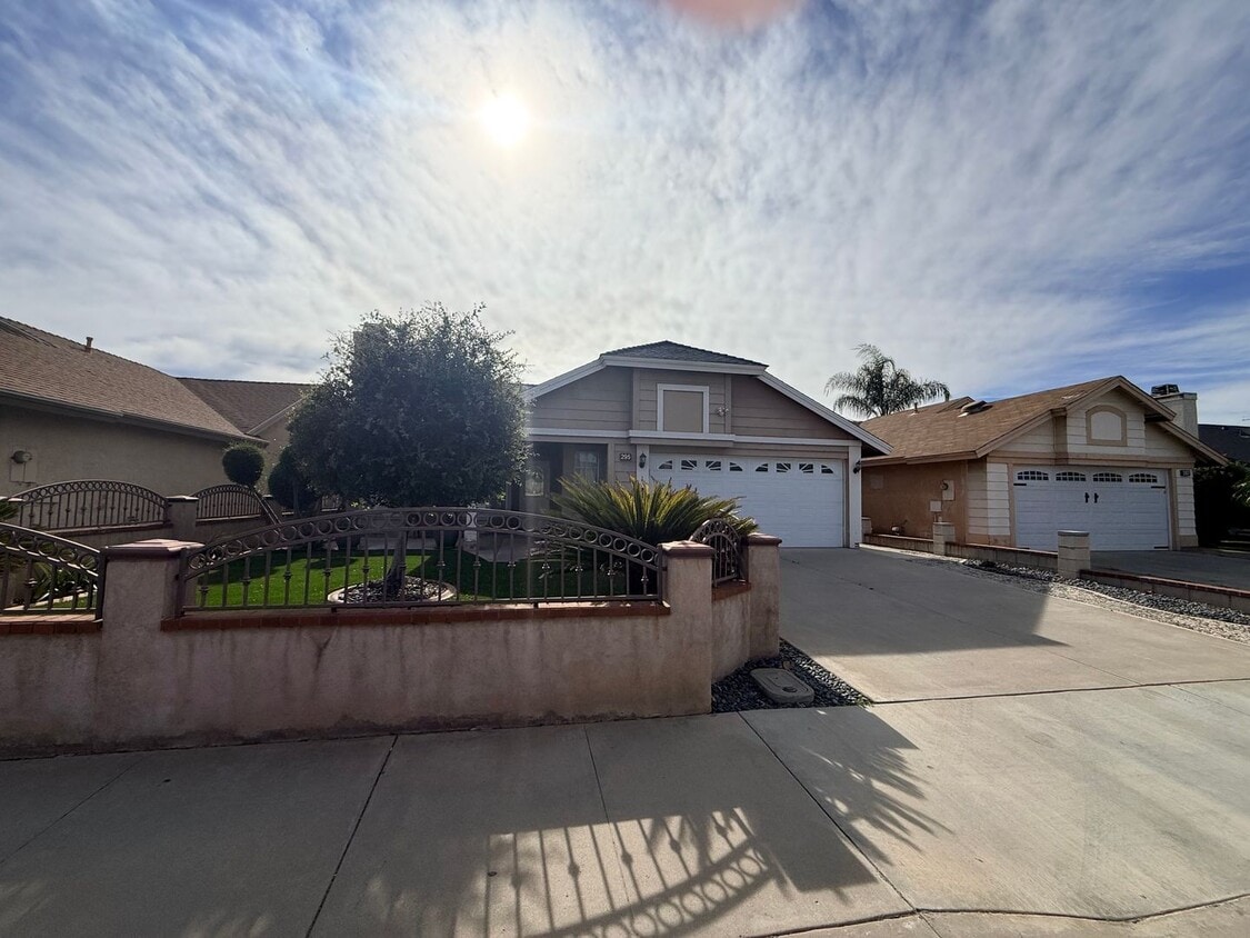 Building Photo - Cozy, cute and affordable home in Perris.