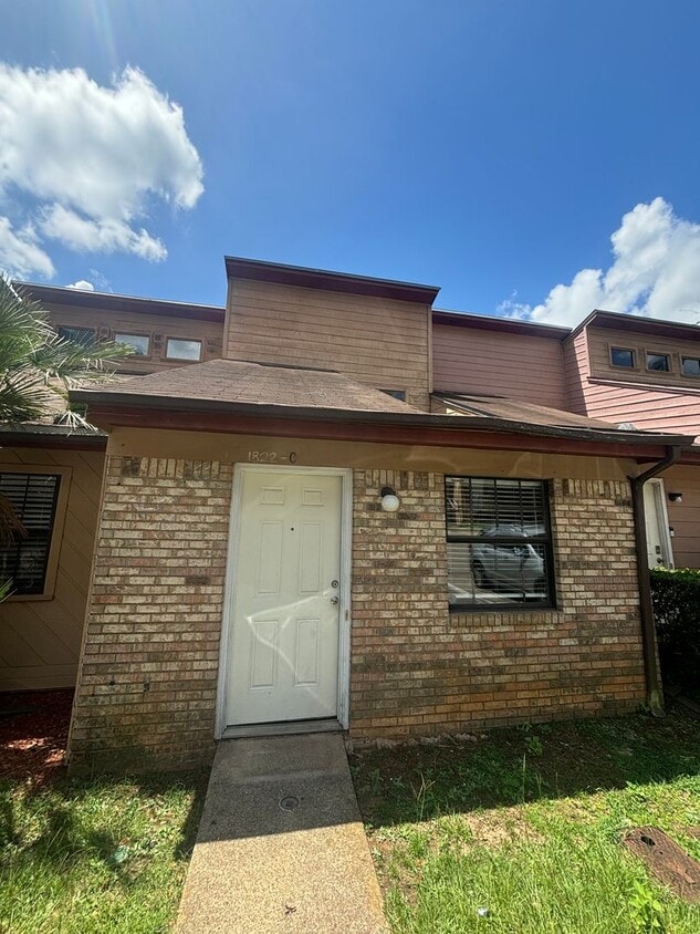 Check Out This Freshly Remodeled 3 BR 2 BA... - Check Out This Freshly Remodeled 3 BR 2 BA...