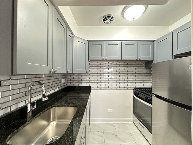 Building Photo - 6830 N Sheridan Rd