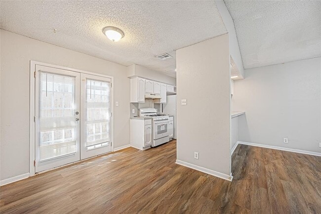 Building Photo - 1213 Dobie Dr