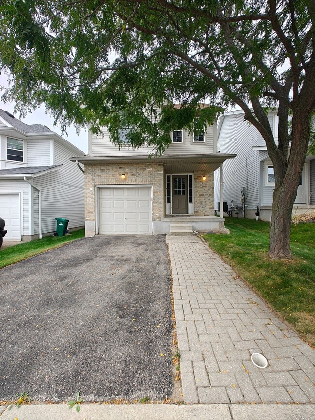 Building Photo - 619 Royal Fern St