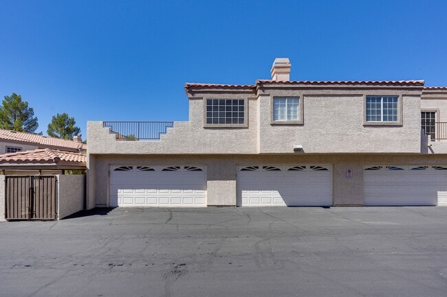 Building Photo - CONDO WITH GARAGE!