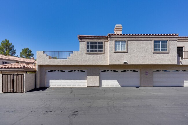 Foto del edificio - CONDO WITH GARAGE!