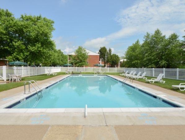 Building Photo - Country Manor Apartments