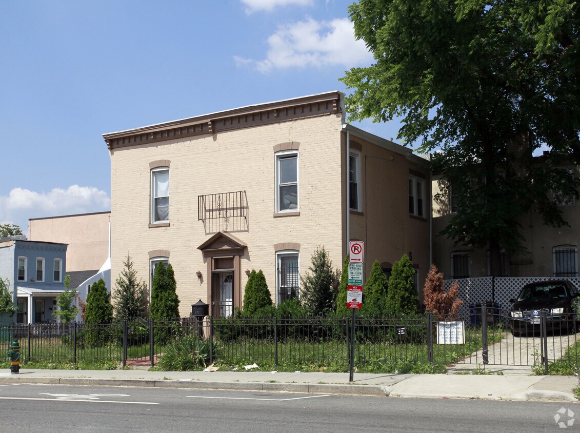 Building Photo - 1202 6th St NE