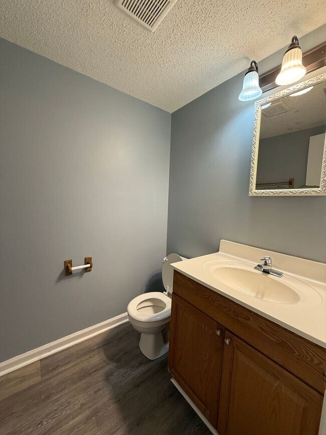 Foto del edificio - Nice 2 bedroom,  1.5 bath townhouse
