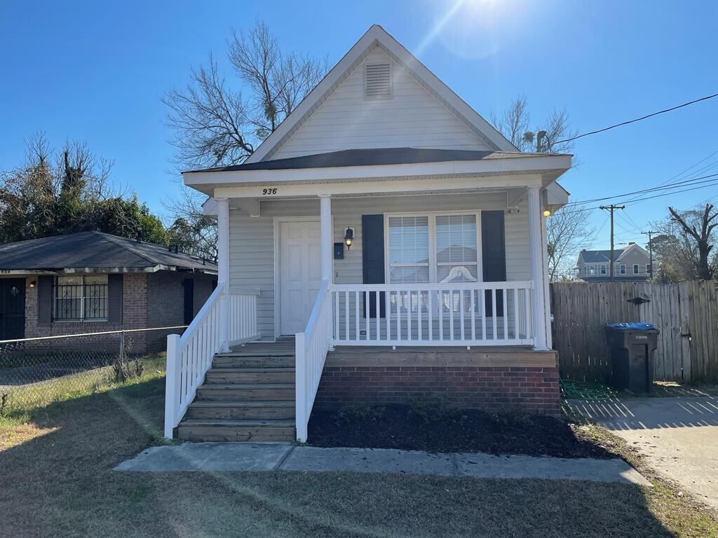 Primary Photo - 936 Barnes St