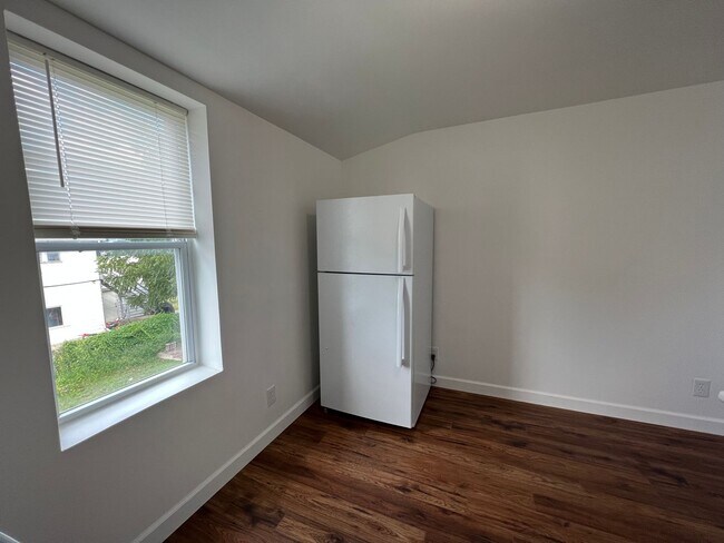 Foto del edificio - Large newly remodeled one bedroom one bath apartment for lease now. Apply Today!