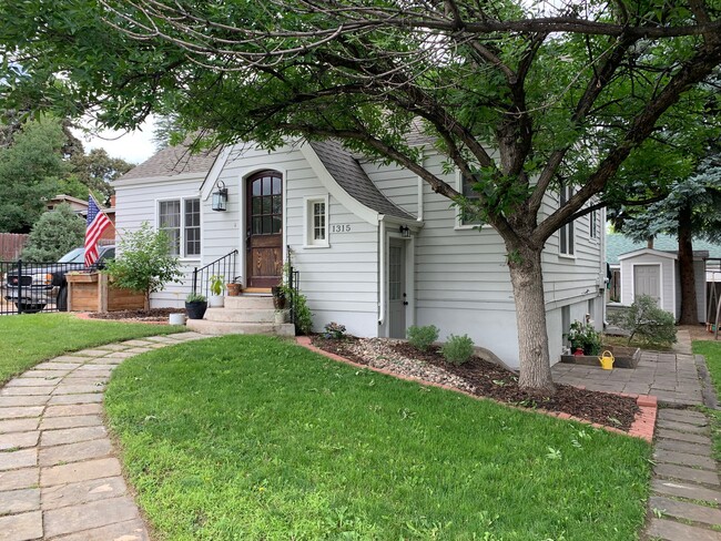 Main entrance with Unit B side entrance - 1315 20th St