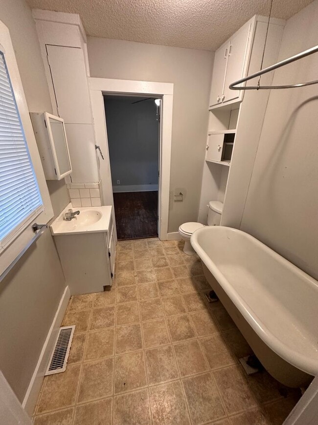 Building Photo - $825 - 2 bedroom/ 1 bathroom - Single Fami...