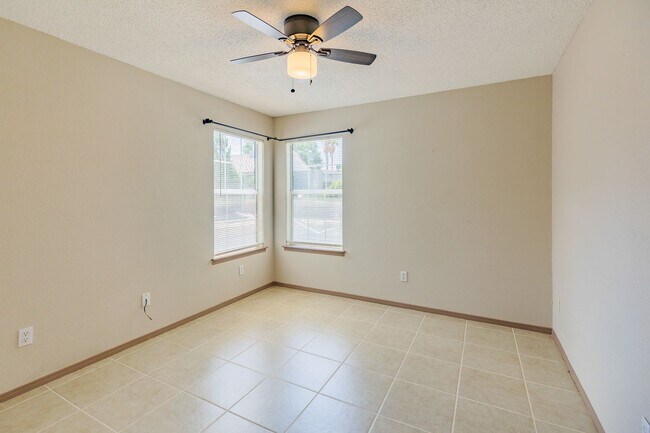 Building Photo - Townhome On The Golf Course!