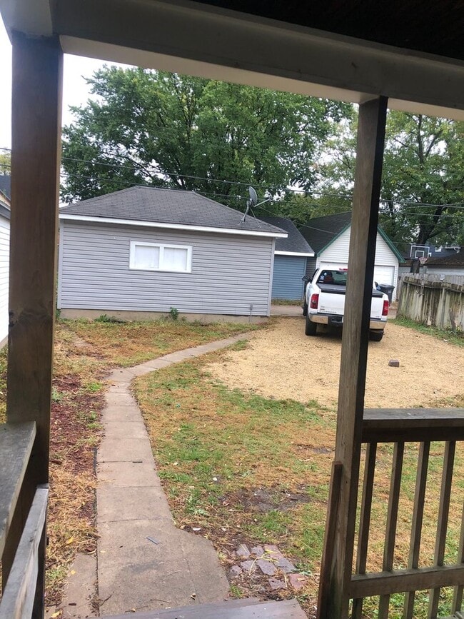 Building Photo - Coming up 3br Single house