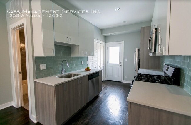 Foto del edificio - 1203 W Addison St