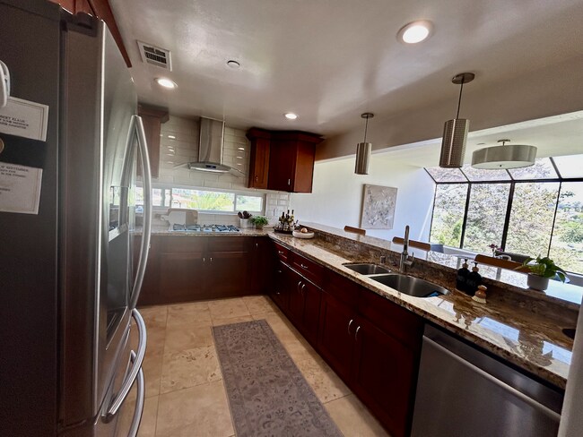 Building Photo - 2556 Navarra Dr