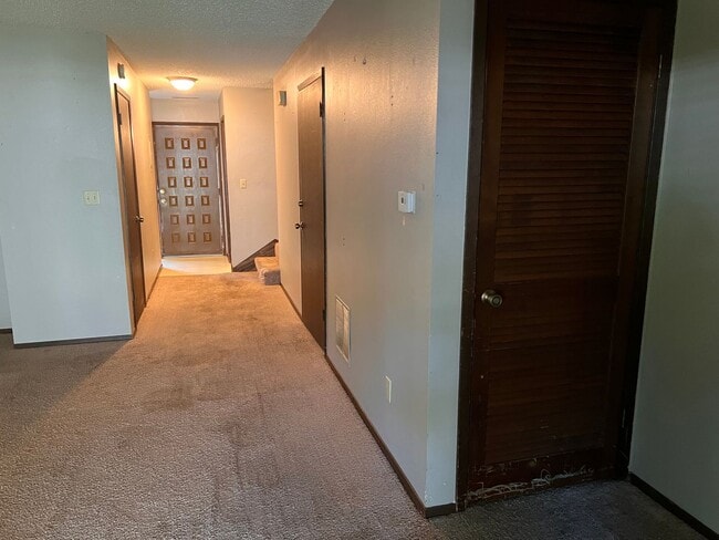Building Photo - 2 Bed/1.5 Bath Townhome in Iowa City!