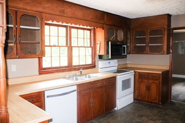Building Photo - 2232 Websters Chapel Rd