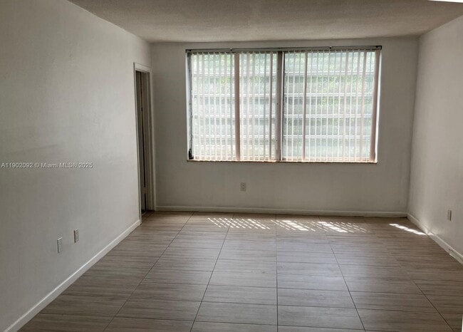 Foto del edificio - 1601 NE 191st St
