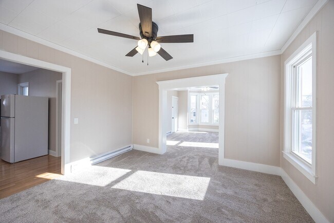 Foto del edificio - 584 Mt Hope St