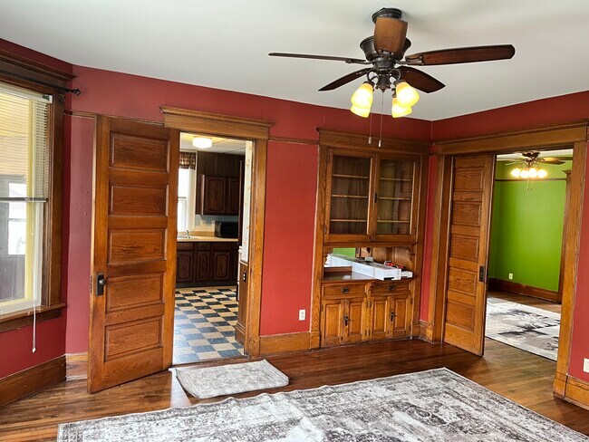 Built in and high ceilings - 914 Jones St