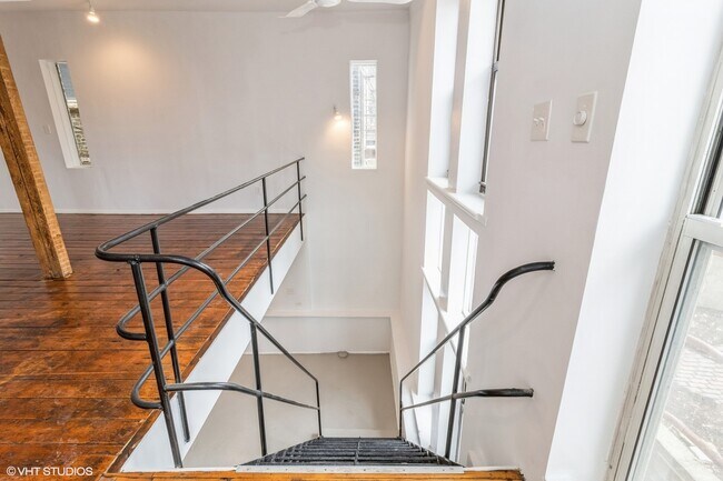 Building Photo - 822 W 19th St