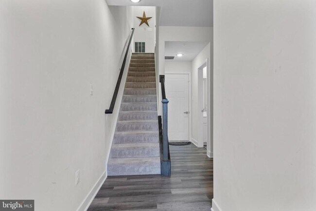 Foto del edificio - 9437 Oak Grv Ln
