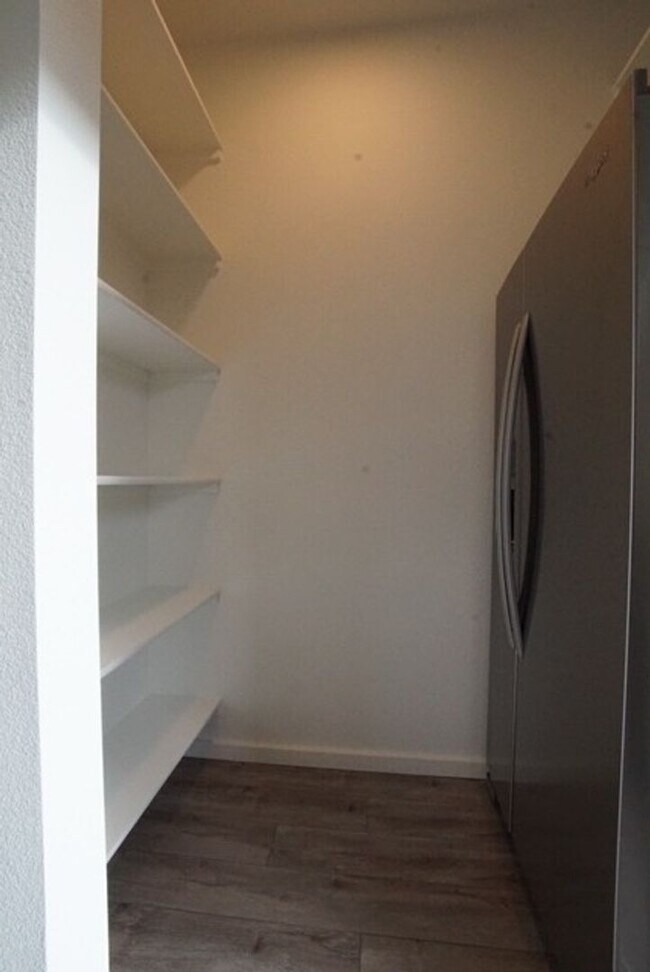 Building Photo - Beautiful 2bd/2.5ba North Portland Townhom...