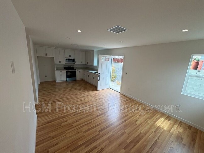 Building Photo - 856–858 W 47th St