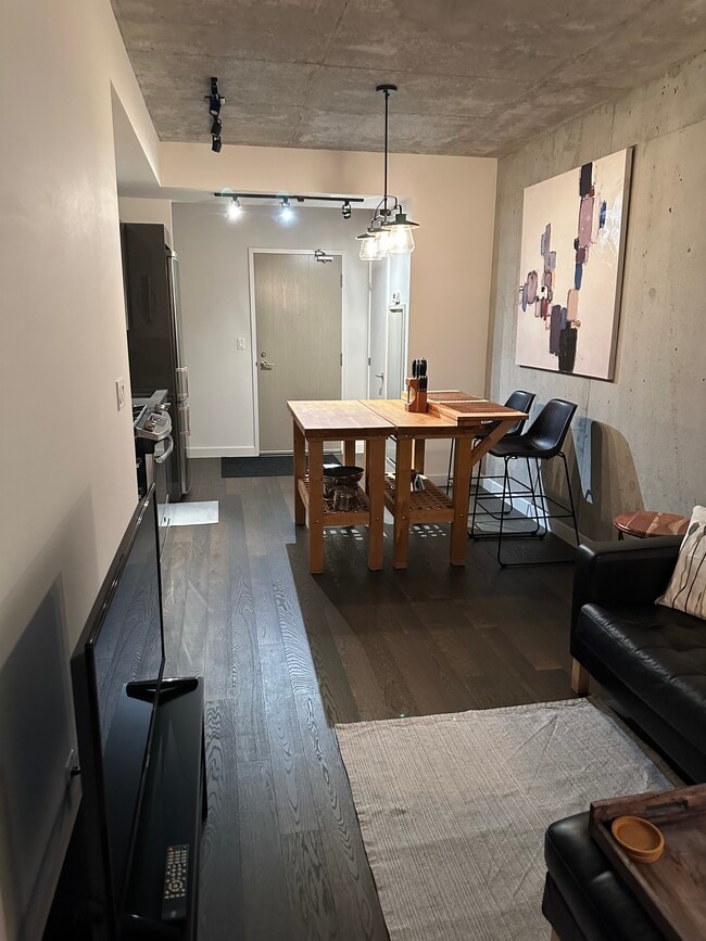 Building Photo - 224 Lyon St N