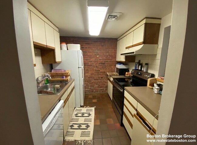 Building Photo - 103 Gainsborough St
