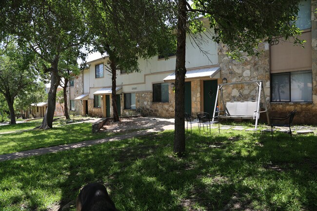 Foto del edificio - Forest West Apartments