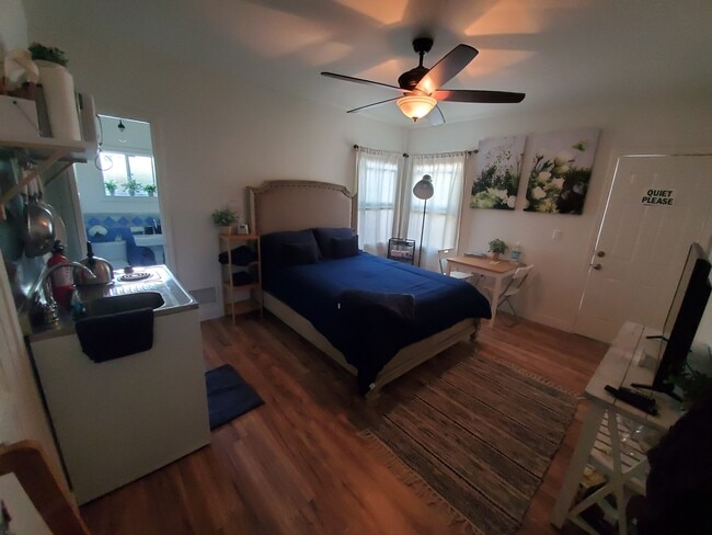 Building Photo - 166 S Gardner St