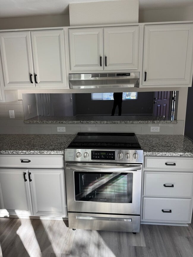 Foto del edificio - Fully Remodeled 2 bed 1 bath!!- Lesley Reilly Property