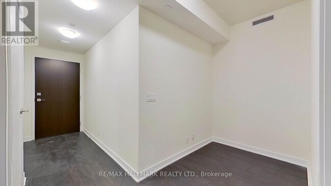 Building Photo - 2221-2221 Yonge St