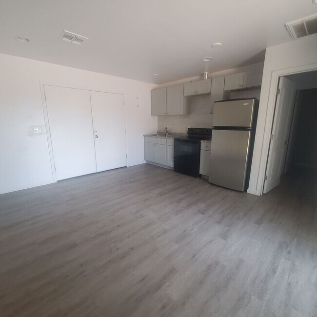 Foto del edificio - New Home Centrally Located