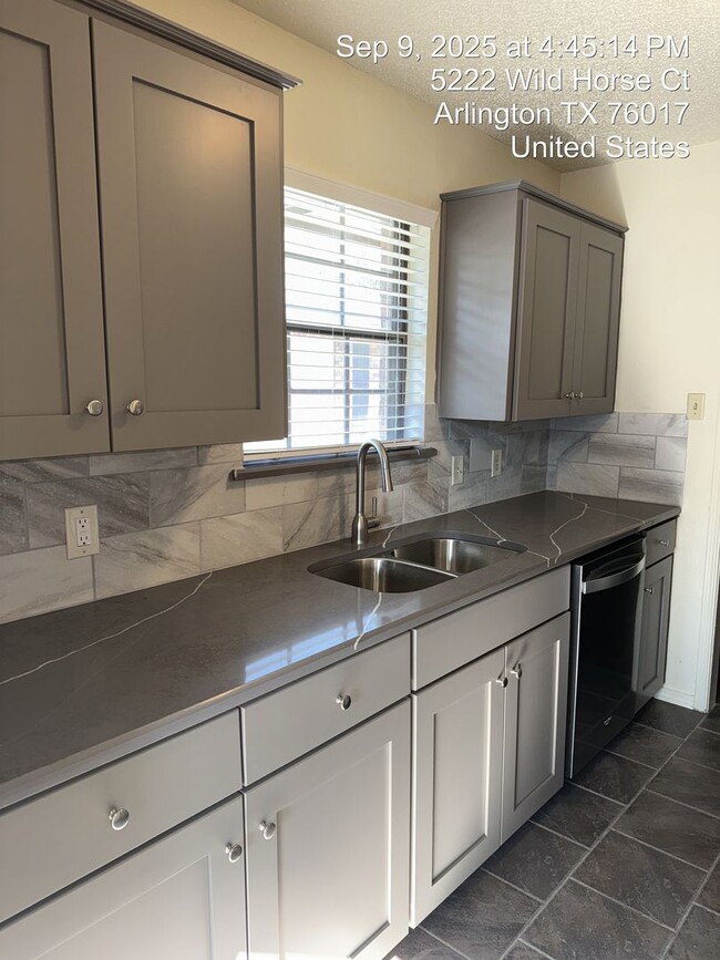 Building Photo - 5220 Wild Horse Ct