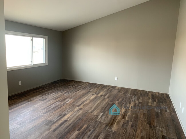 Building Photo - 209 Titan St