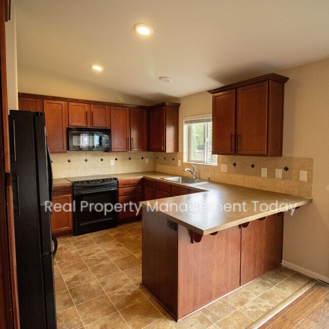 Building Photo - 2 bed 1 Bath duplex!