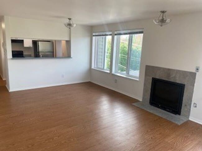 Foto del edificio - Queen Anne west facing 1 Bedroom patio secure building and garage