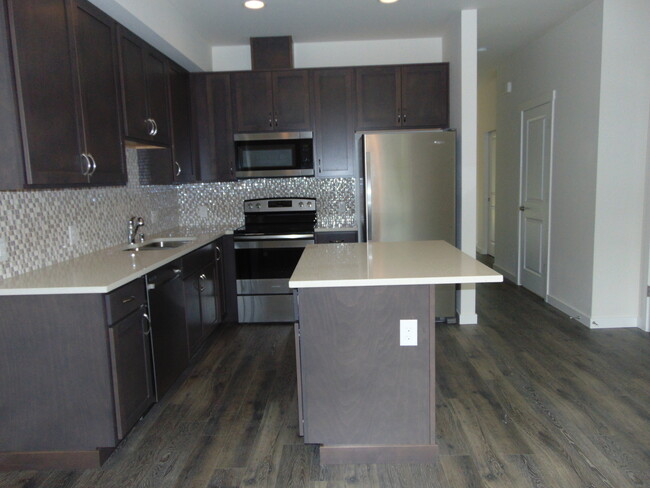 Building Photo - Gorgeous 3BR/2.5 BA Town Home.