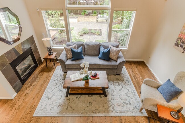 Building Photo - 3 Bedroom 2.5 Bath Home in Central District!