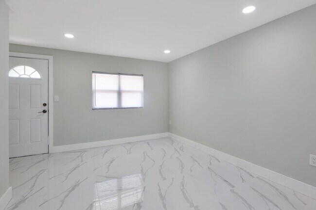 Building Photo - Pet-Friendly, Big Yard, Central Location 2bd/2bth Home in Lemon Bay