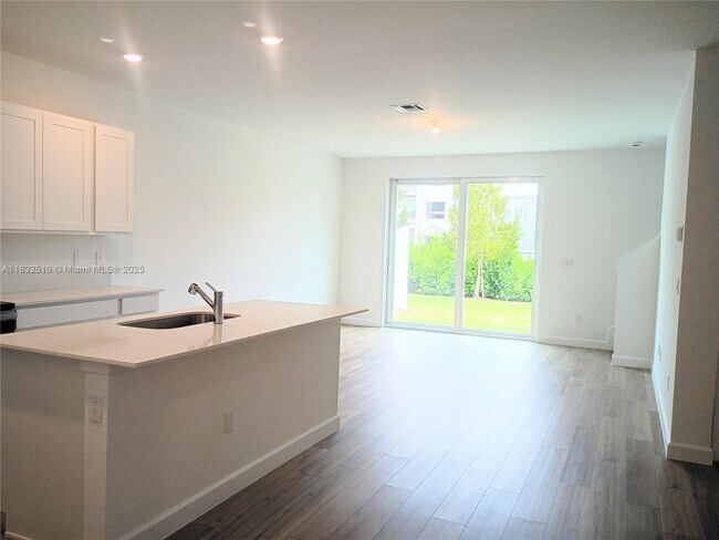 Building Photo - 329 SE Crossoak Ln