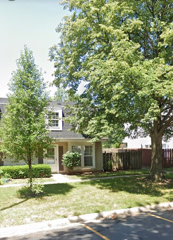 Building Photo - 6 Fernwood Dr
