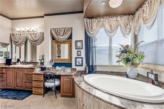 Building Photo - 9145 Tesoras Dr